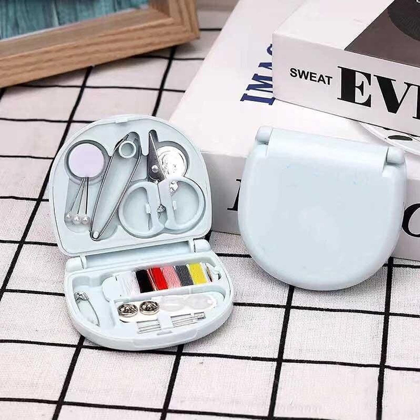 Mini Travel Sewing Kit DIY Sewing Portable Sewing Tool Kits Plastic Sewing Kit Box Beginner Friendly Emergency Sewing Repair Kit With Threads Scissors Hand Sewing Needles