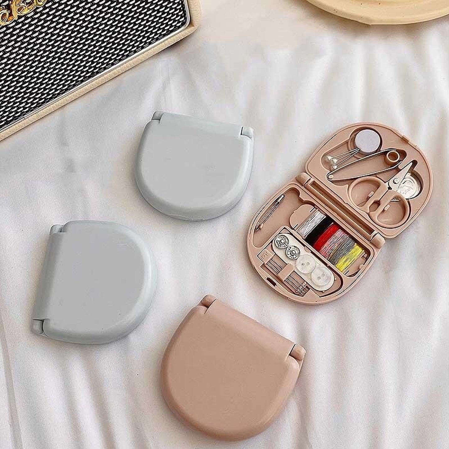 Mini Travel Sewing Kit DIY Sewing Portable Sewing Tool Kits Plastic Sewing Kit Box Beginner Friendly Emergency Sewing Repair Kit With Threads Scissors Hand Sewing Needles